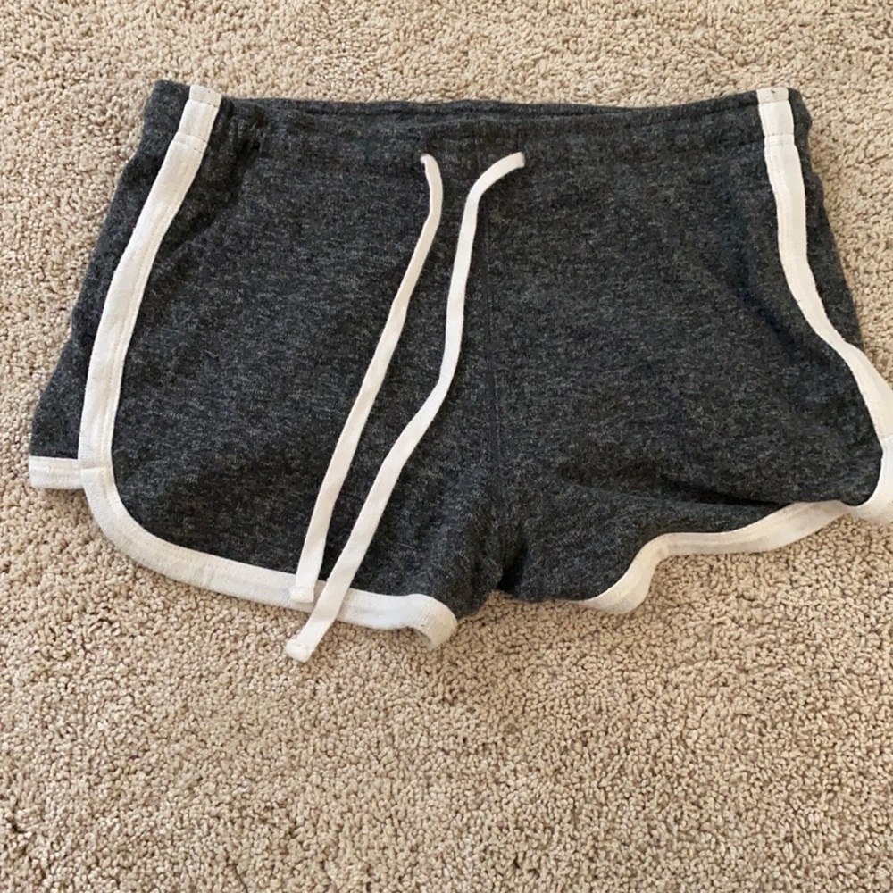 grey shorts